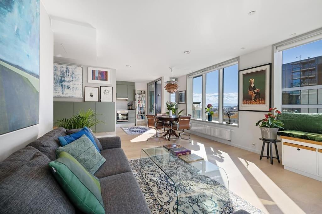 Modern 2bed Sea View @ Barcode Apartment